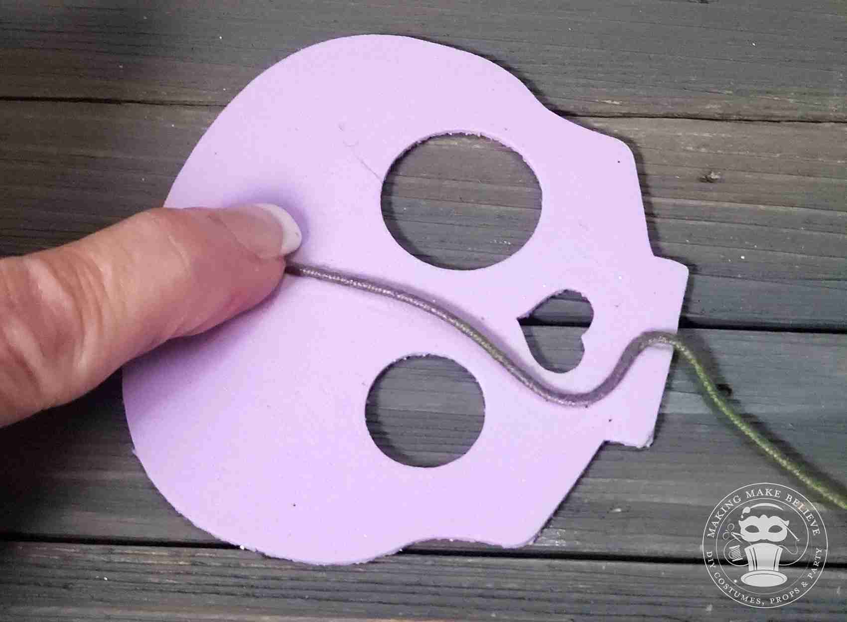 Form floral wire on Skull Trio Floral Pick