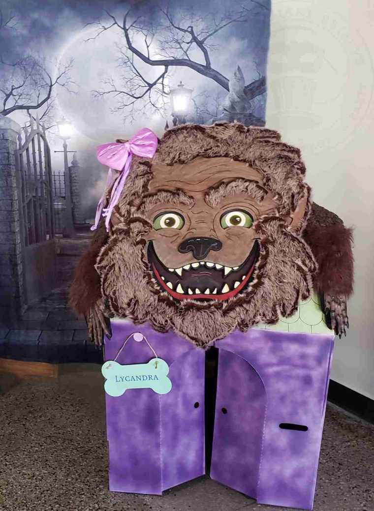 Oversize Halloween Werewolf Prop Display