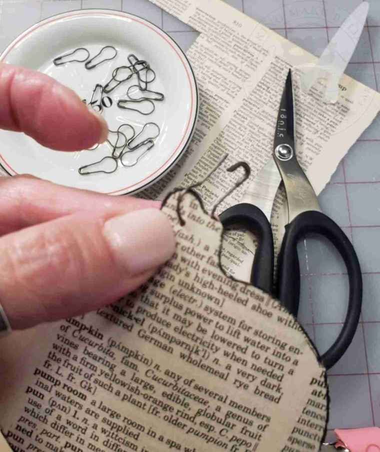 Add loop pin to dictionary icon cut out