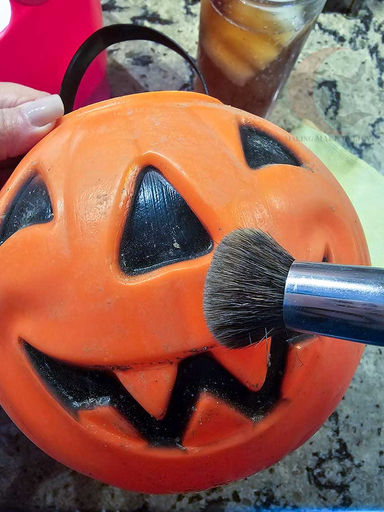 Dry dust pumpkin pail