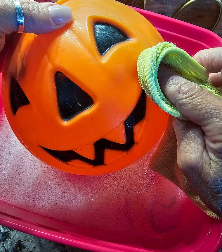 Wet wipe pumpkin pail with microfiber cloth